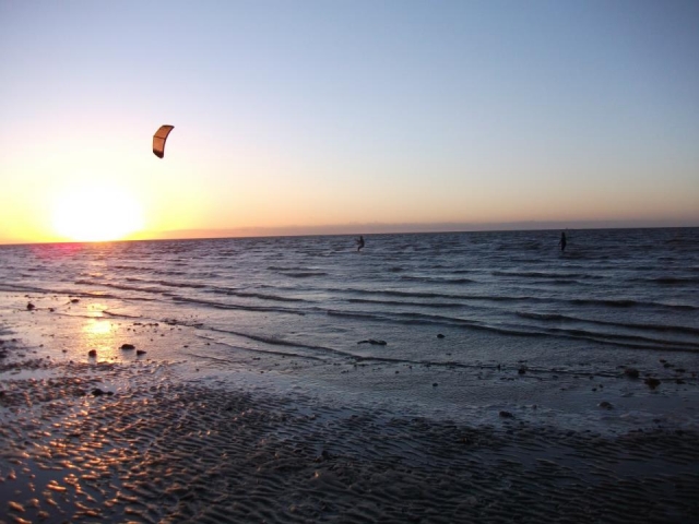  Kitesurf au coucher du soleil 